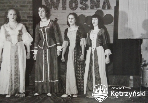 Występ żeńskiego zespołu wokalnego podczas imprezy „Wiosna 70” w sali kętrzyńskiego zamku – 1970r.      