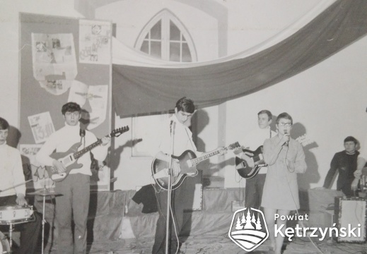 Przegląd zespołów artystycznych z klubu „Farel” w sali kętrzyńskiego zamku – 1970r.   