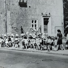 Dzieci z miejskiego przedszkola nr 2 wychodzące na pochód – 1.05.1970r.   
