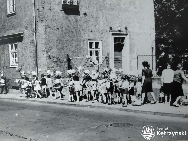 Dzieci z miejskiego przedszkola nr 2 wychodzące na pochód – 1.05.1970r.   
