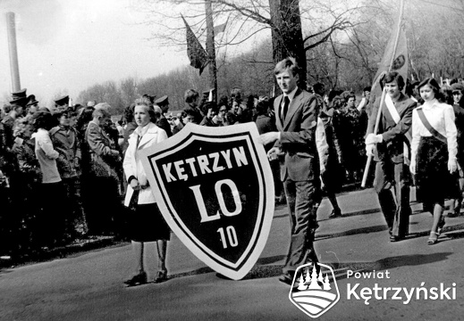 Czołówka pochodu Liceum Ogólnokształcącego – 1.05.1979r.   
