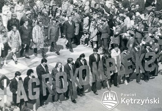 Pracownicy Kętrzyńskiego Zjednoczenia Rolniczo – Przemysłowego (KZR-P) „Agrokompleks” podczas pochodu – 1.05.1980r.    