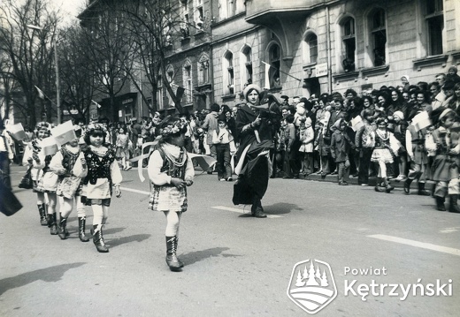 Dzieci w strojach ludowych podczas pochodu – 1.05.1980r.   