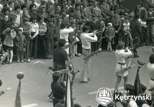 Członkowie sekcji łuczniczej „Agrokompleks” podczas pochodu – 1.05.1980r.   