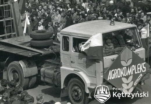 Platforma samochodowa KZR-P „Agrokompleks” podczas pochodu – 1.05.1980r.   