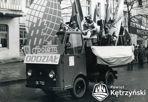 Pracownicy PSS „Społem” na samochodzie podczas pochodu – 1.05.1980r.   