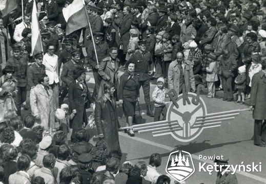 Pracownicy PKS, oddział Kętrzyn podczas pochodu – 1.05.1980r.    