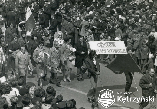 Pracownicy Zakładów Wytwórczych „Społem” (obecnie „Majonezy”) podczas pochodu – 1.05.1980r.    