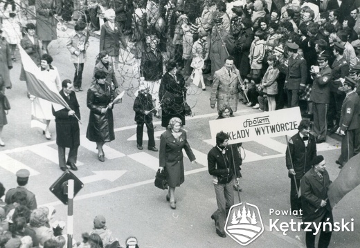 Pracownicy Zakładów Wytwórczych „Społem” (obecnie Majonezy”) podczas pochodu – 1.05.1980r.   