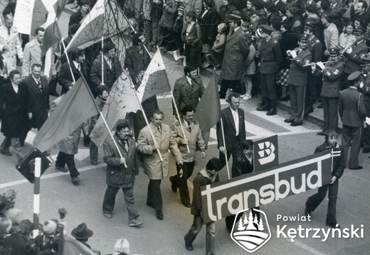 Pracownicy firmy „Transbud” podczas pochodu – 1.05.1980r.   