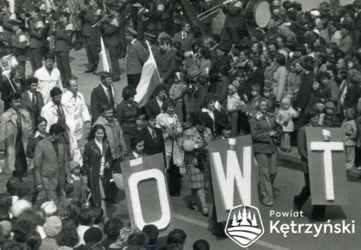 Pracownicy wytwórni wielkiej płyty (OWT) podczas pochodu – 1.05.1980r.  