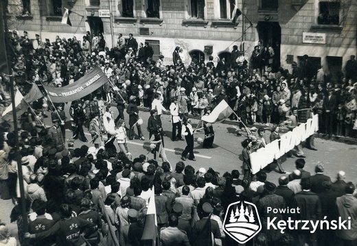 Pracownicy Zakładów Przemysłu Odzieżowego (ZPO) „Warmia” podczas pochodu – 1.05.1980r.    