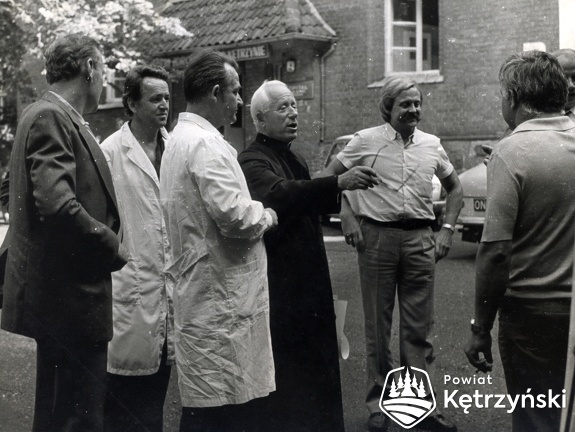 Lekarze kętrzyńskiego szpitala m.in. Jarosław Dąbrowski, w środku ks. Augustyn Flejszer oraz członkowie akcji humanitarnej z Niemiec z darami dla szpitala – 23.04.1982r.   