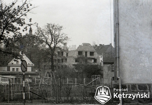 Budowa domu parafialnego przy kościele św. Katarzyny, widok od strony ul. Mickiewicza – 1984r.        