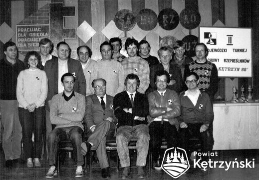 Członkowie sekcji szachowej Spółdzielni Mieszkaniowej „Pionier” na Wojewódzkim Turnieju Szachowym Rzemieślników  – 1988r.     