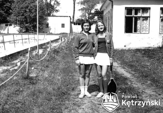 Teresa (Markiewicz) Prokop (po prawej) jako reprezentantka drużyny tenisa ziemnego przed meczem Olsztyn - Kaliningrad - 1976r.