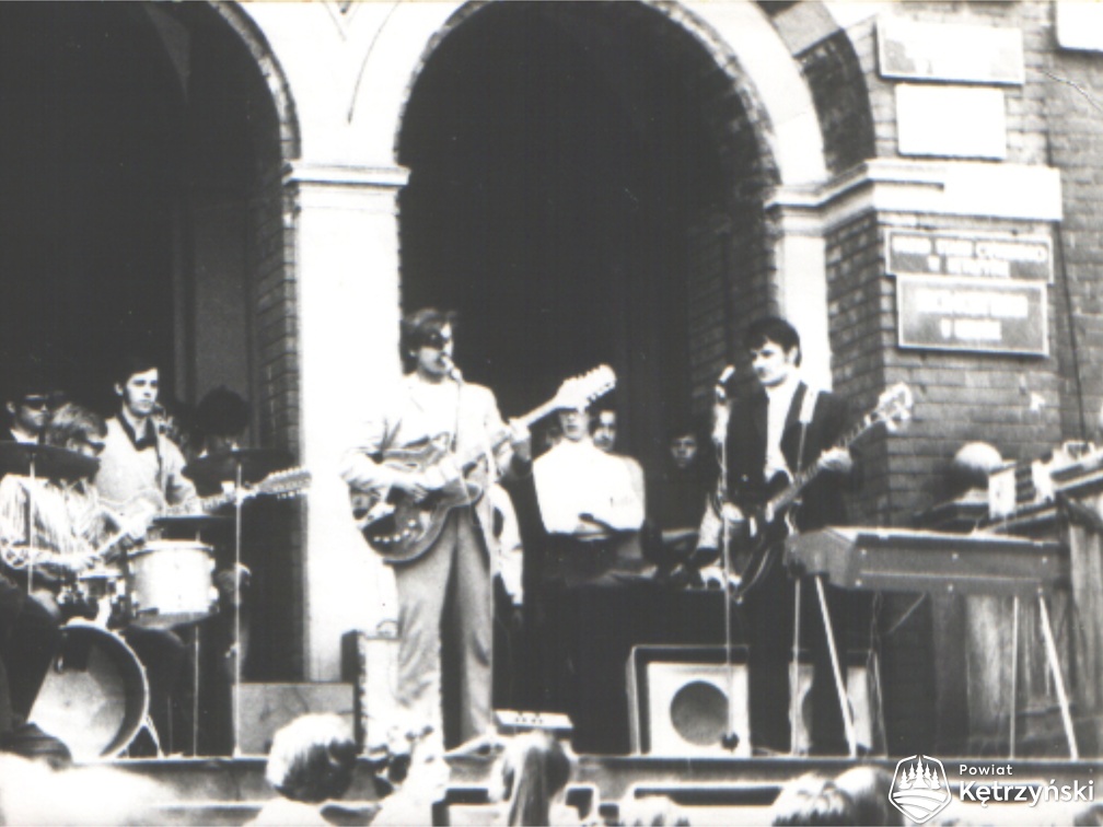 Koncert zespołu „Aiwa” na schodach ratusza – 1970r.