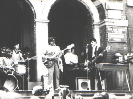 Koncert zespołu „Aiwa” na schodach ratusza – 1970r.