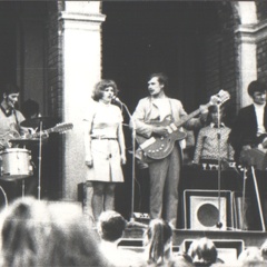 Koncert zespołu „Aiwa” na schodach ratusza, od lewej Tadeusz Stunżo (perkusja), Jacek Drelichowski (gitara), Ewa Mojsiejczuk (śpiew), Bogusław Szawiec (gitara), Jan Kosior (gitara basowa) – 1970r.