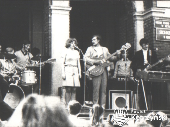 Koncert zespołu „Aiwa” na schodach ratusza, od lewej Tadeusz Stunżo (perkusja), Jacek Drelichowski (gitara), Ewa Mojsiejczuk (śpiew), Bogusław Szawiec (gitara), Jan Kosior (gitara basowa) – 1970r.