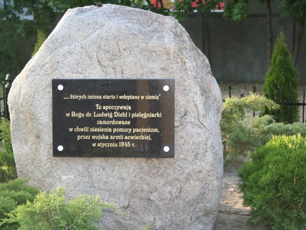Zbiorowa mogiła ofiar z 1945r. na terenie szpitala powiatowego - maj 2008r.