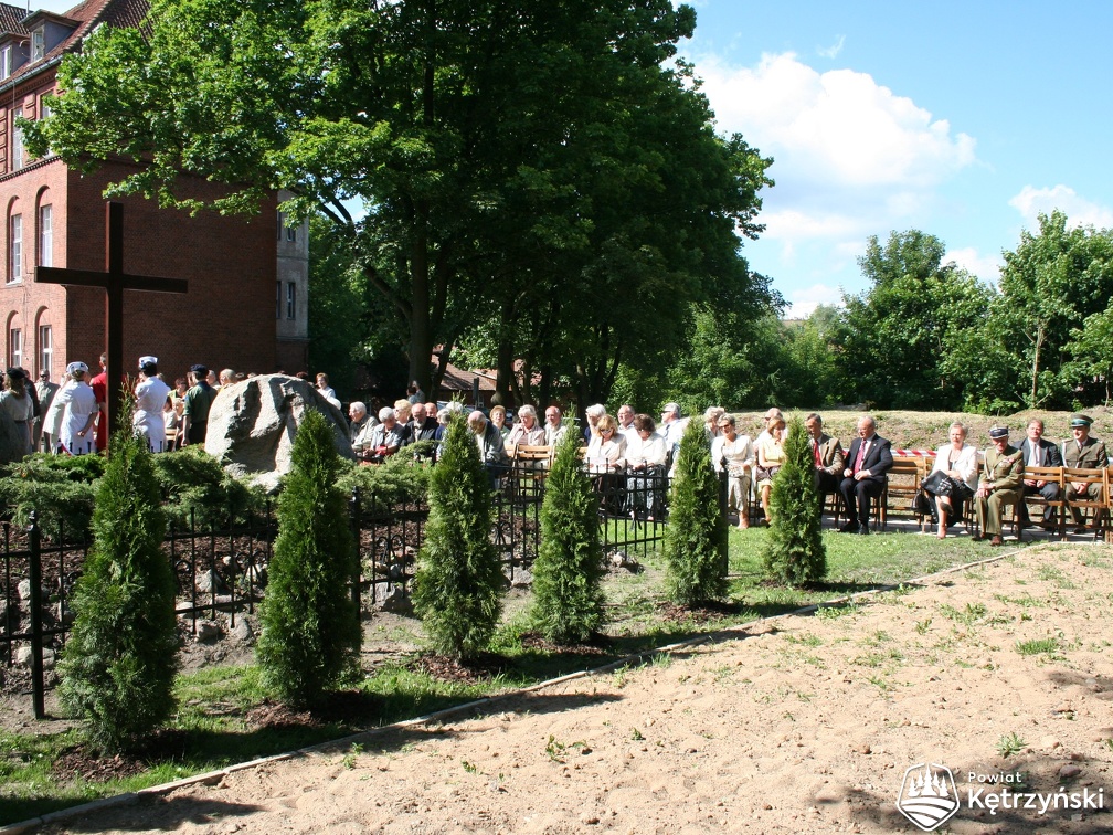 Uroczystości odsłonięcia pomnika przy zbiorowej mogile z 1945r. na terenie szpitala powiatowego - 4.06.2008r.