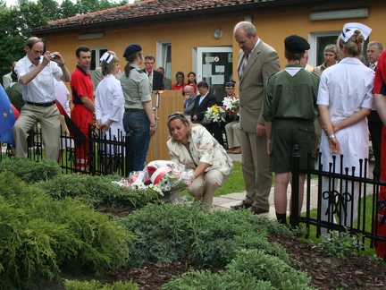 Uroczystości odsłonięcia pomnika przy zbiorowej mogile z 1945r. na terenie szpitala powiatowego - 4.06.2008r.