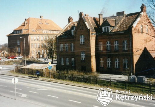 Budynek Centrum Kształcenia Ustawicznego, w głębi Szkoła Podstawowa nr 1 - 1998r.