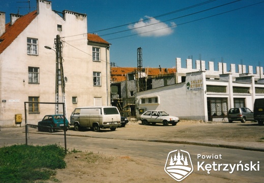 Budowa budynku usługowo - mieszkalnego przy ul. Sikorskiego 20 i ul. Rybnej - 1998r.