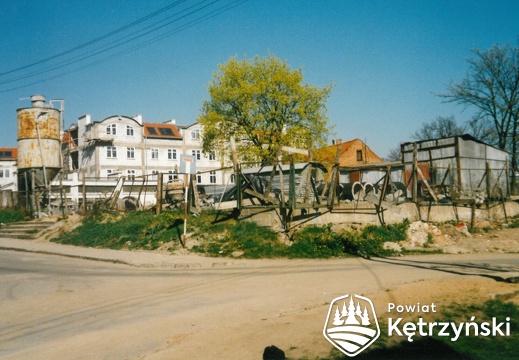 Budowa budynku usługowo - mieszkalnego przy ul. Sikorskiego 20 i ul. Rybnej - 1999r.