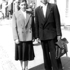 Klaudia i Edmund Lisowscy przed sklepem przy ul. Sikorskiego 6 - 1956r.