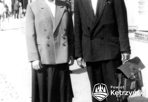Klaudia i Edmund Lisowscy przed sklepem przy ul. Sikorskiego 6 - 1956r.