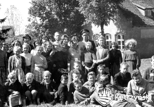 Siniec, kierownik szkoły Edmund Lisowski i nauczycielki z uczniami - początek lat 60.