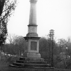 Reszel, pomnik z 1905r. przy pl. I. Paderewskiego - 1999r.