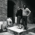 Reszel, uczestnicy pleneru malarskiego podczas wystawy na dziedzińcu zamkowym – lipiec 1986r.  