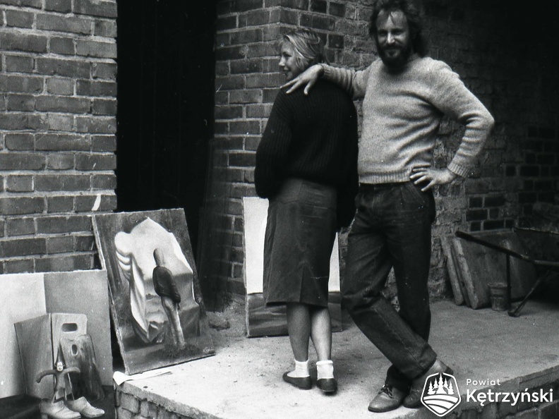 Reszel, uczestnicy pleneru malarskiego podczas wystawy na dziedzińcu zamkowym – lipiec 1986r.  
