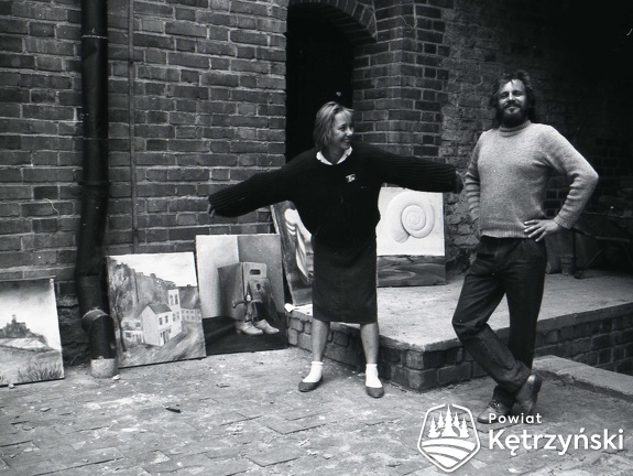 Reszel, uczestnicy pleneru malarskiego podczas wystawy na dziedzińcu zamkowym – lipiec 1986r.   