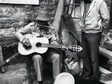 Reszel, występ „One Man Band” podczas wernisażu na dziedzińcu zamkowym – lipiec 1986r. 