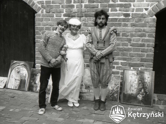 Reszel, uczestnik pleneru i pracownicy Miejskiego Ośrodka Kultury przed próbą inscenizacji „Reszeliady” na dziedzińcu zamkowym – lipiec 1986r.