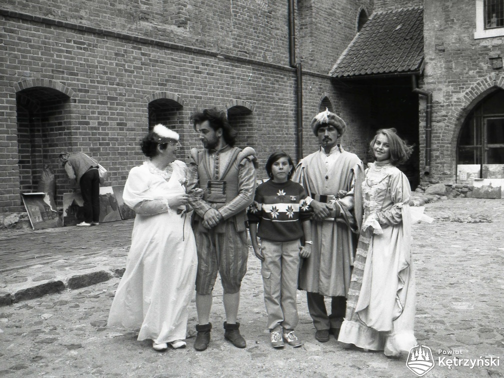 Reszel, pracownicy Miejskiego Ośrodka Kultury z młodzieżą przed próbą inscenizacji „Reszeliady” na dziedzińcu zamkowym – lipiec 1986r.