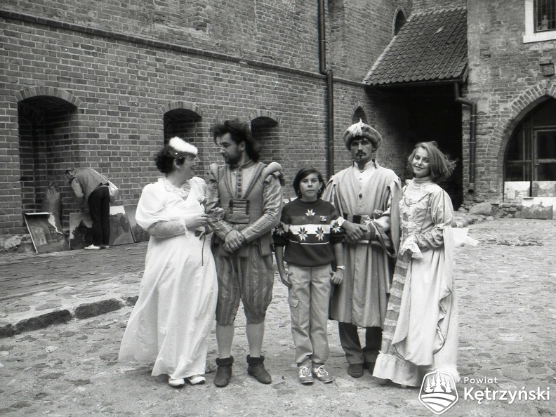 Reszel, pracownicy Miejskiego Ośrodka Kultury z młodzieżą przed próbą inscenizacji „Reszeliady” na dziedzińcu zamkowym – lipiec 1986r.