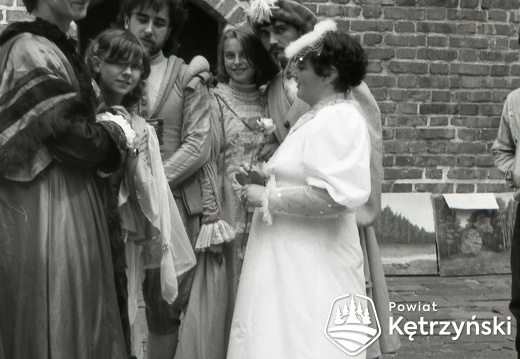Reszel, pracownicy Miejskiego Ośrodka Kultury z młodzieżą przed próbą inscenizacji „Reszeliady” na dziedzińcu zamkowym – lipiec 1986r. 