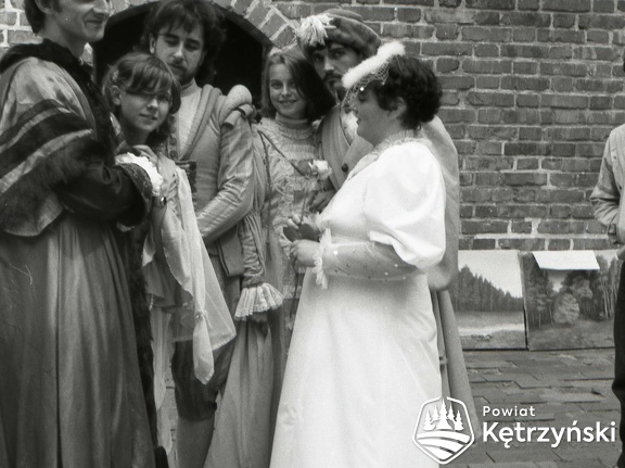 Reszel, pracownicy Miejskiego Ośrodka Kultury z młodzieżą przed próbą inscenizacji „Reszeliady” na dziedzińcu zamkowym – lipiec 1986r. 