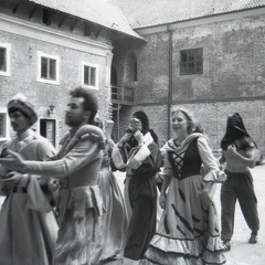 Reszel, pracownicy Miejskiego Ośrodka Kultury z grupą uczestników pleneru malarskiego przed próbą inscenizacji „Reszeliady” na dziedzińcu zamkowym – lipiec 1986r.