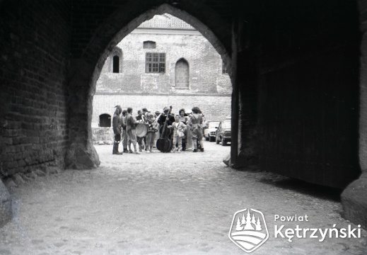 Reszel, pracownicy Miejskiego Ośrodka Kultury z grupą uczestników pleneru malarskiego przed próbą inscenizacji „Reszeliady” na dziedzińcu zamkowym – lipiec 1986r.
