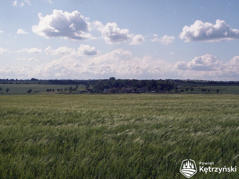 Kotkowo, panorama fragmentu pradoliny rzeki Guber od strony Jeżewa – czerwiec 2003r.   