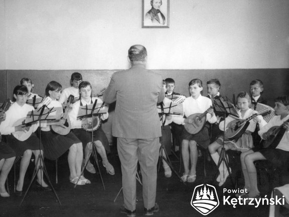 Korsze, występ uczniów szkoły podstawowej - 1967r.