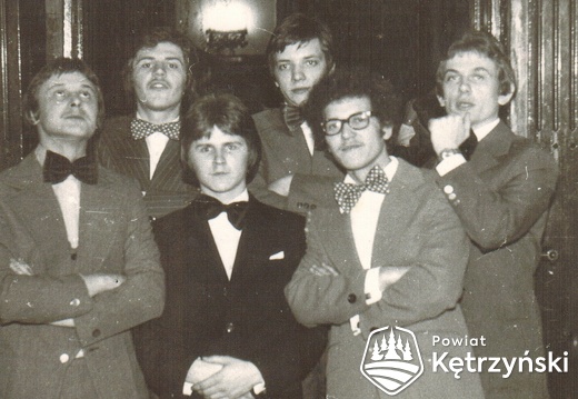 Grupa młodzieży podczas studniówki w Zespole Szkół Zawodowych - 1978r.