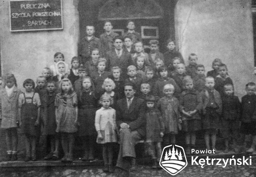 Barciany, uczniowie Publicznej Szkoły Powszechnej w Bartach - rok szkolny 1946/1947