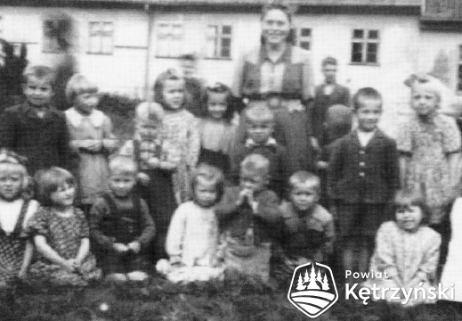 Barciany, grupa dzieci z przedszkola z wychowawcą Marią Mamot - 1949r.